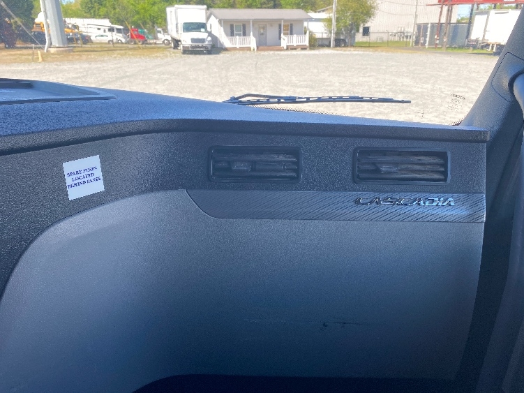 Used 2020 Freightliner Cascadia - photo 16