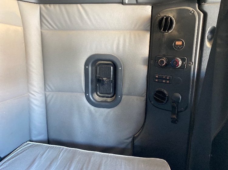 Used 2020 Freightliner Cascadia - photo 20