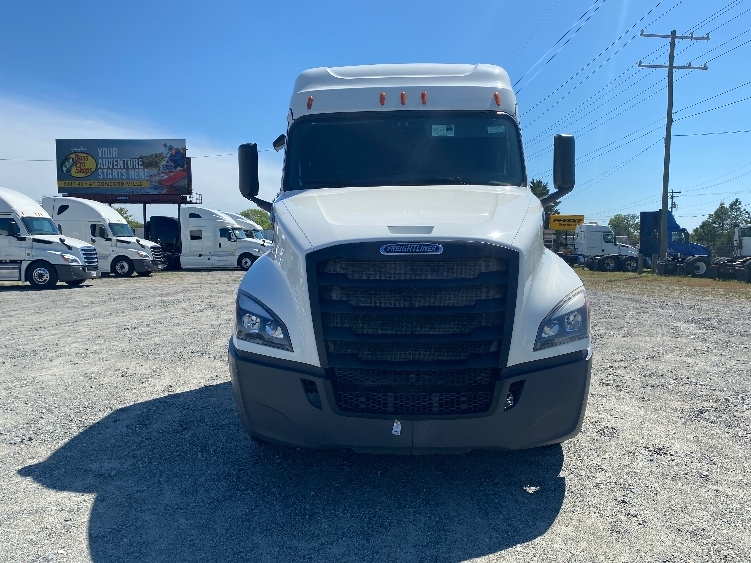 Used 2020 Freightliner Cascadia - photo 2