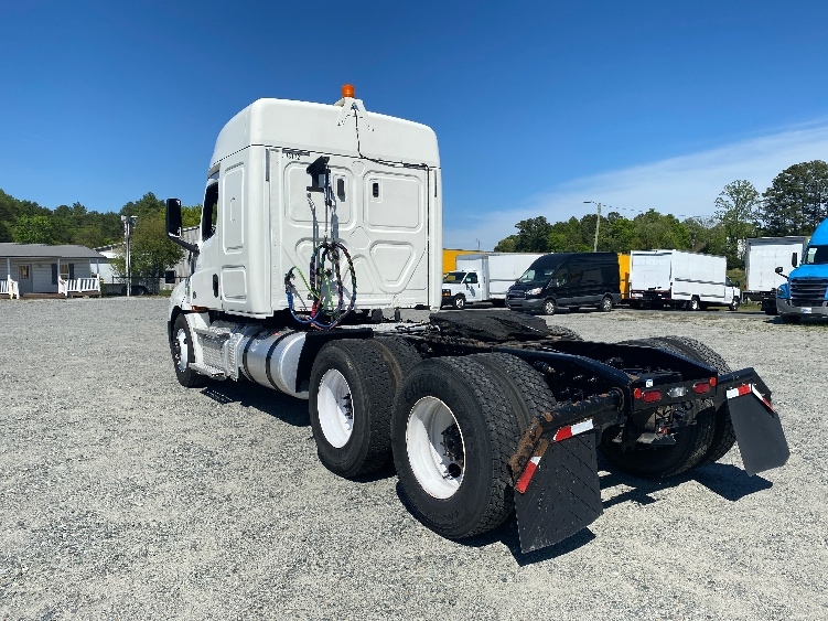 Used 2020 Freightliner Cascadia - photo 7