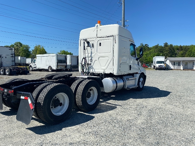 Used 2020 Freightliner Cascadia - photo 9