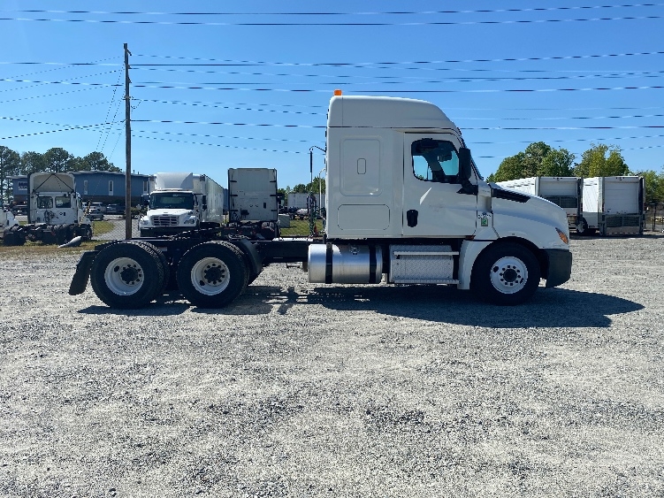 Used 2020 Freightliner Cascadia - photo 10
