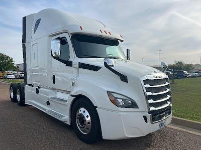 Used 2020 Freightliner Cascadia - photo 1