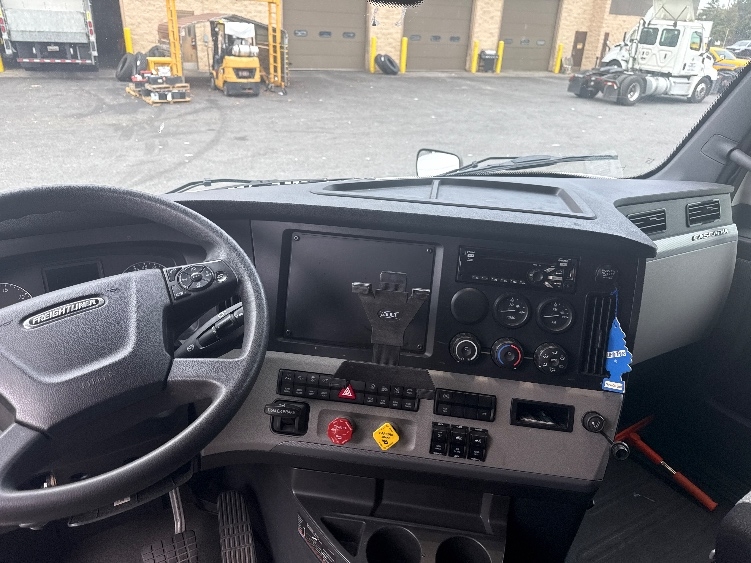 Used 2020 Freightliner Cascadia - photo 12