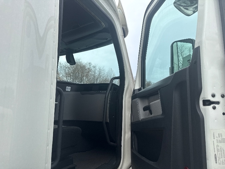 Used 2020 Freightliner Cascadia - photo 14