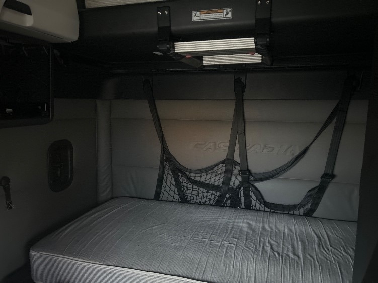 Used 2020 Freightliner Cascadia - photo 17