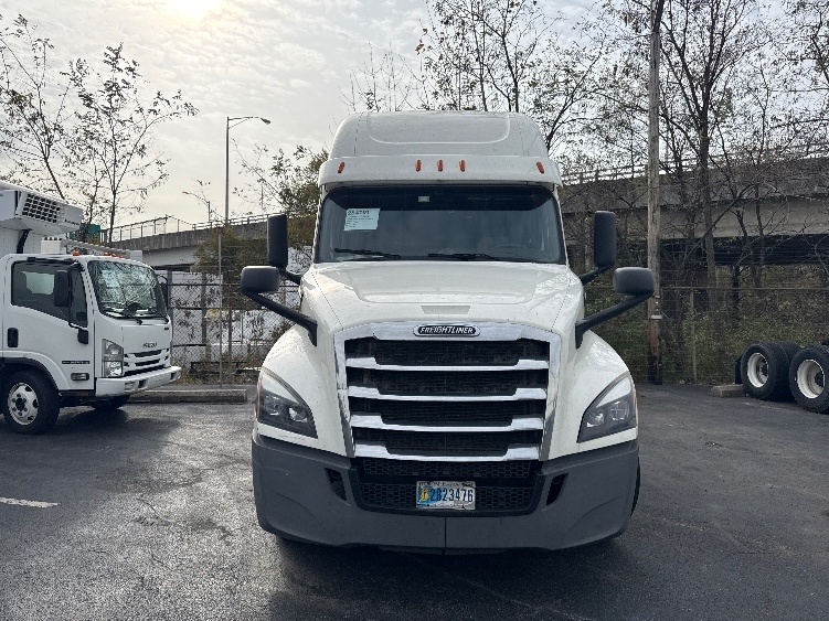 Used 2020 Freightliner Cascadia - photo 2