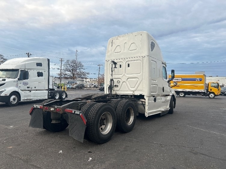 Used 2020 Freightliner Cascadia - photo 8