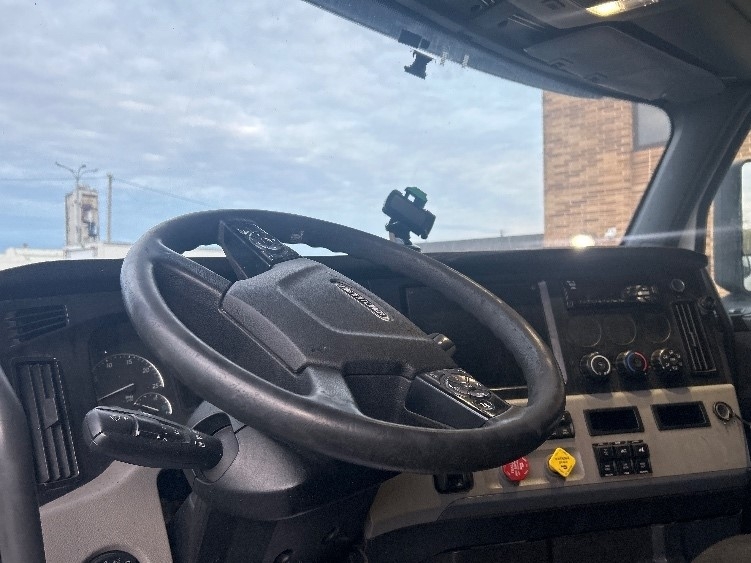 Used 2020 Freightliner Cascadia - photo 11