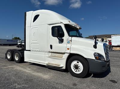 Used 2020 Freightliner Cascadia Detroit DD15AT Semi Truck with Sleeper Cab for sale #284774 - photo 1