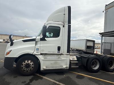 Used 2020 Freightliner Cascadia Detroit DD15AT Semi Truck for sale #285849 - photo 2