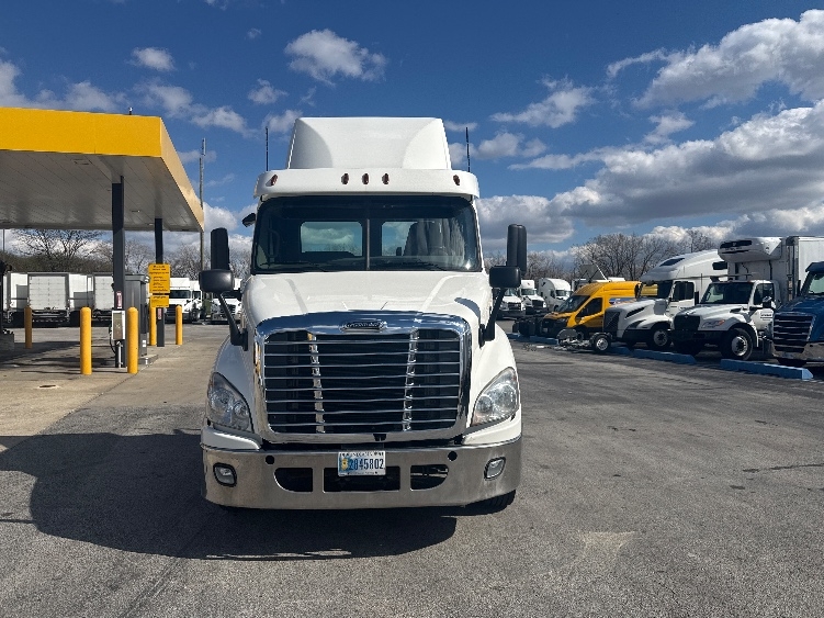 Used 2020 Freightliner Cascadia - photo 2