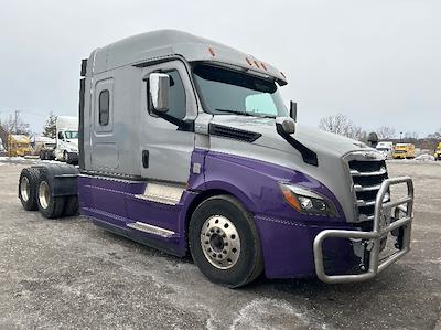 Used 2020 Freightliner Cascadia Detroit DD15AT Semi Truck with Sleeper Cab for sale #289662 - photo 1
