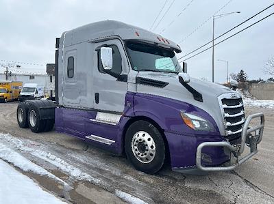 Used 2020 Freightliner Cascadia Detroit DD15AT Semi Truck with Sleeper Cab for sale #289663 - photo 1