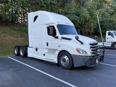 Used 2020 Freightliner Cascadia Detroit DD15AT Semi Truck with Sleeper Cab for sale #291381 - photo 1