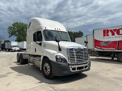 Used 2020 Freightliner Cascadia Detroit DD15AT Semi Truck with Sleeper Cab for sale #291518 - photo 1