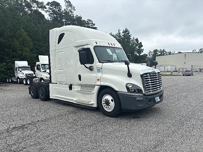 Used 2020 Freightliner Cascadia Detroit DD15AT Semi Truck with Sleeper Cab for sale #292224 - photo 1