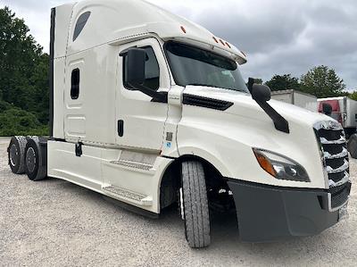 Used 2020 Freightliner Cascadia Detroit DD15AT Semi Truck with Sleeper Cab for sale #296653 - photo 1