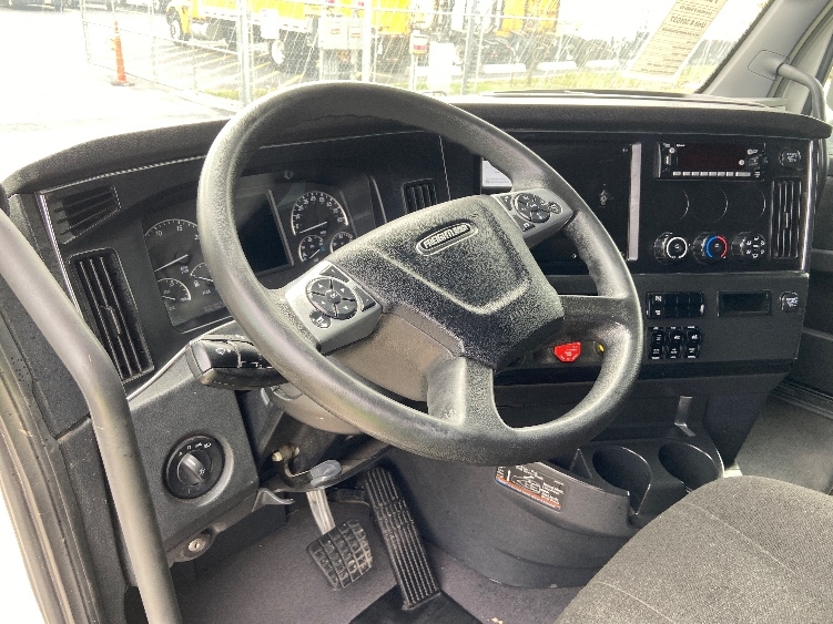 Used 2023 Freightliner Cascadia - photo 12