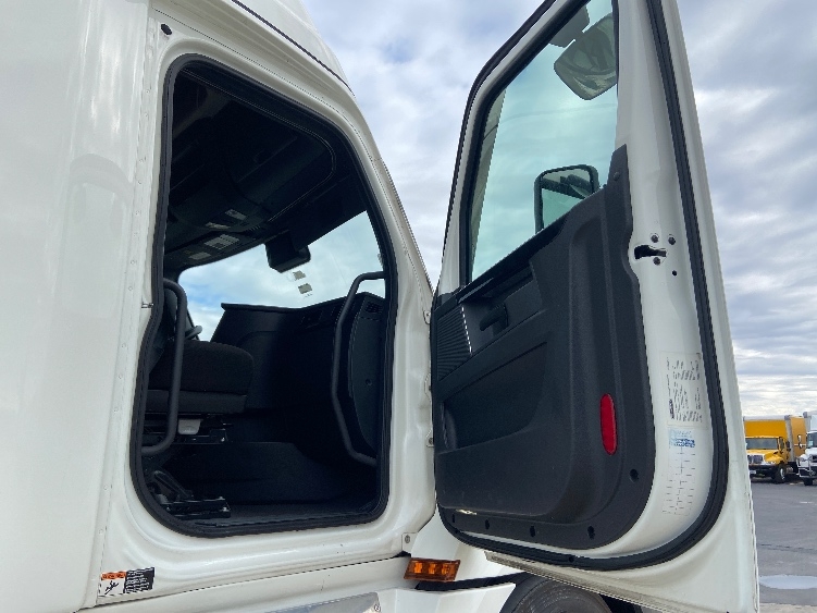 Used 2023 Freightliner Cascadia - photo 15