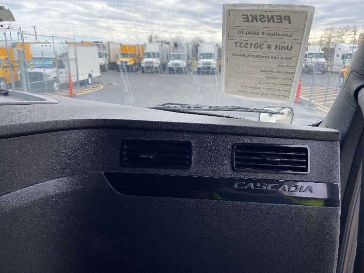 Used 2023 Freightliner Cascadia - photo 16