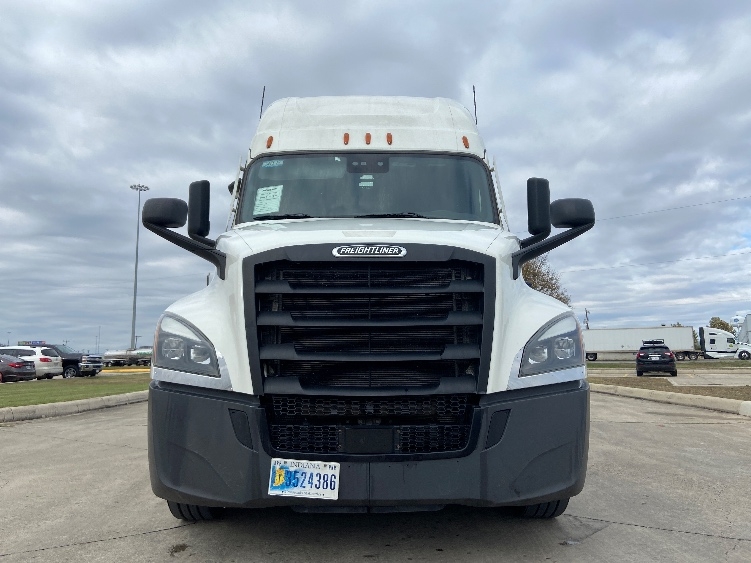 Used 2023 Freightliner Cascadia - photo 2