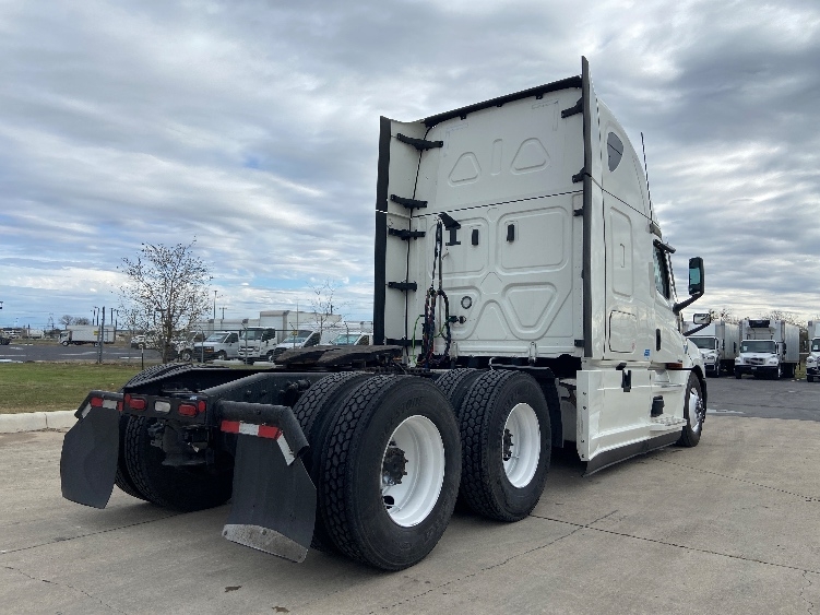 Used 2023 Freightliner Cascadia - photo 9