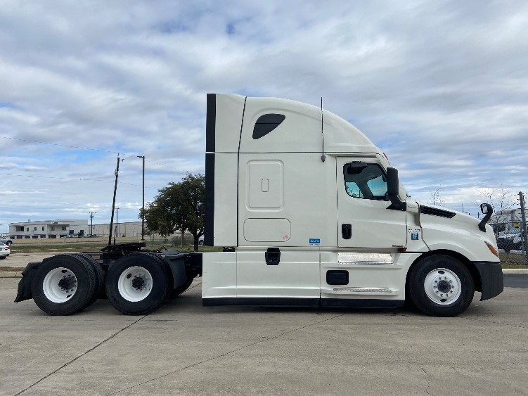 Used 2023 Freightliner Cascadia - photo 10