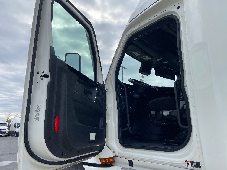 Used 2023 Freightliner Cascadia - photo 11