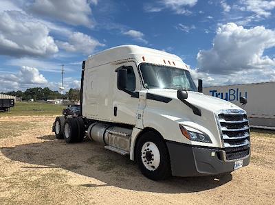 Used 2020 Freightliner Cascadia Detroit DD15AT Semi Truck with Sleeper Cab for sale #302586 - photo 1