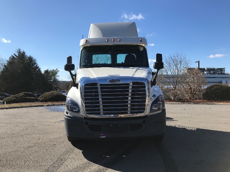 Used 2018 Freightliner Cascadia - photo 2