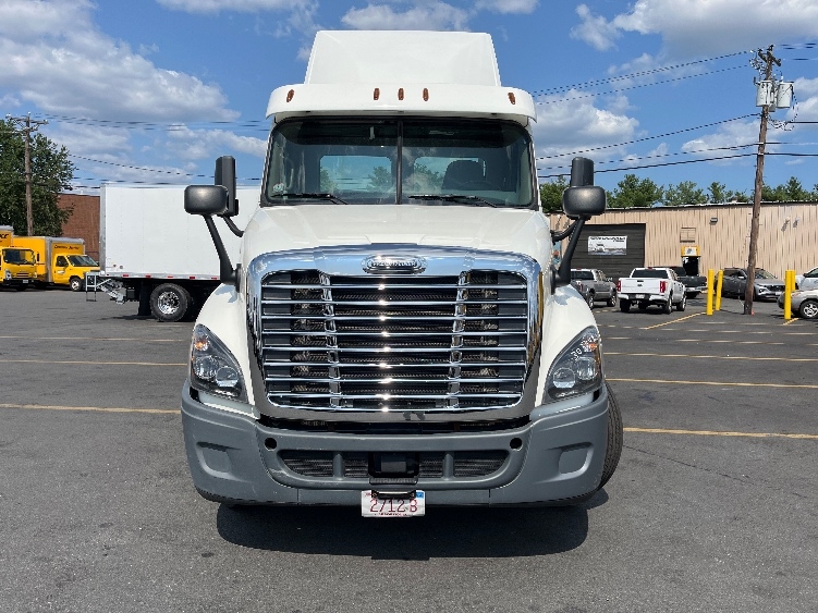 Used 2018 Freightliner Cascadia - photo 2