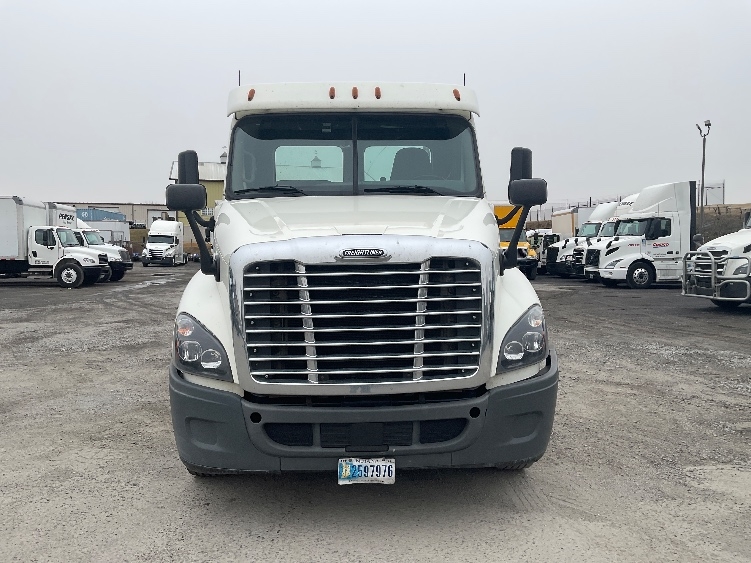 Used 2018 Freightliner Cascadia - photo 2