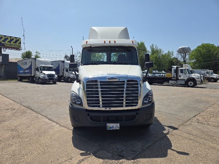 Used 2018 Freightliner Cascadia - photo 2