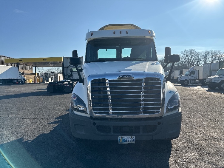 Used 2018 Freightliner Cascadia - photo 2