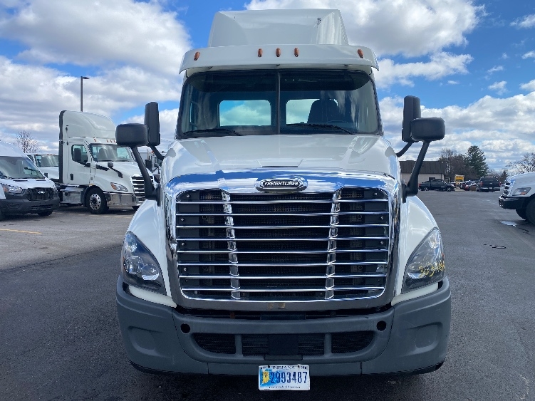 Used 2018 Freightliner Cascadia - photo 2