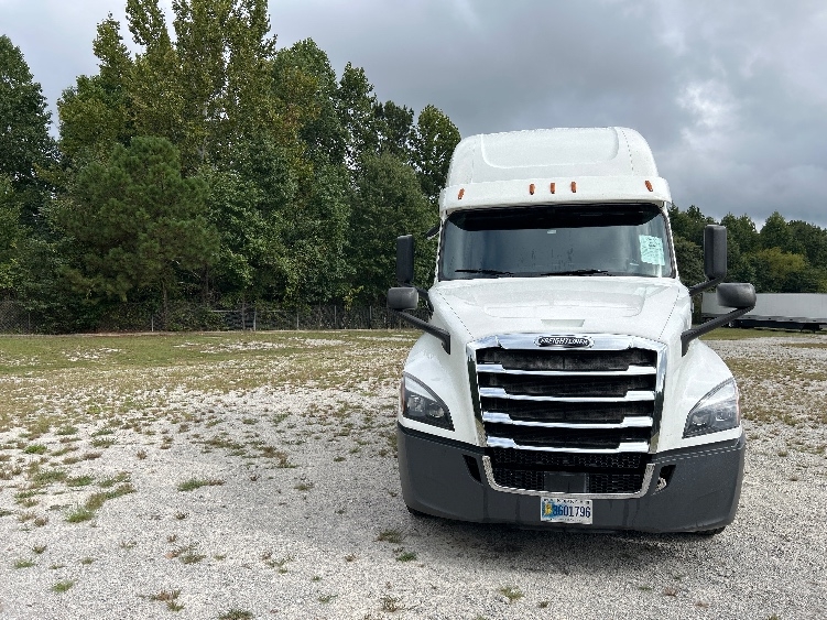 Used 2020 Freightliner Cascadia - photo 2