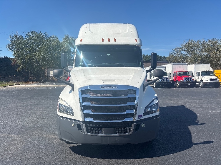 Used 2020 Freightliner Cascadia - photo 2