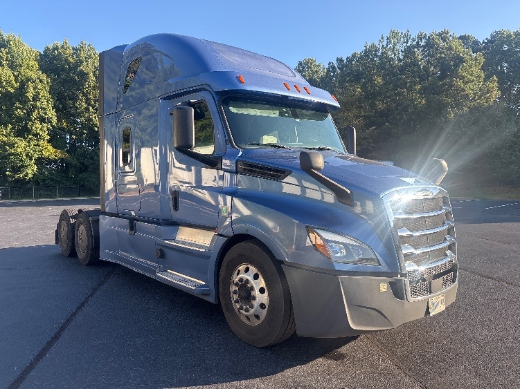 Used 2020 Freightliner Cascadia - photo 1