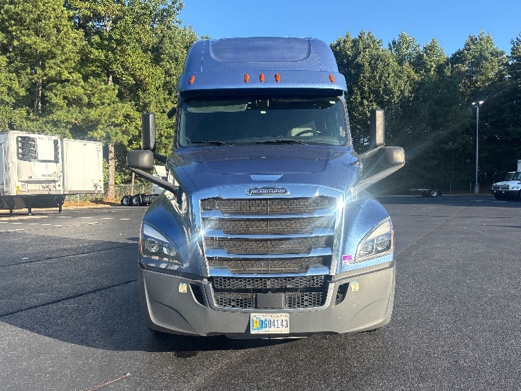 Used 2020 Freightliner Cascadia - photo 2