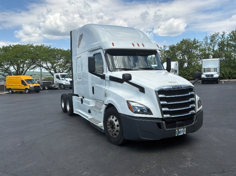 Used 2020 Freightliner Cascadia - photo 1