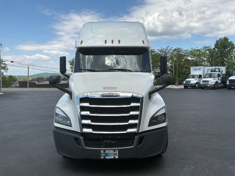 Used 2020 Freightliner Cascadia - photo 2