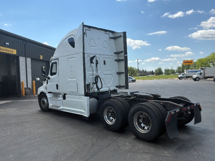 Used 2020 Freightliner Cascadia - photo 7