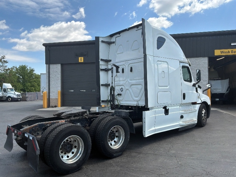 Used 2020 Freightliner Cascadia - photo 9