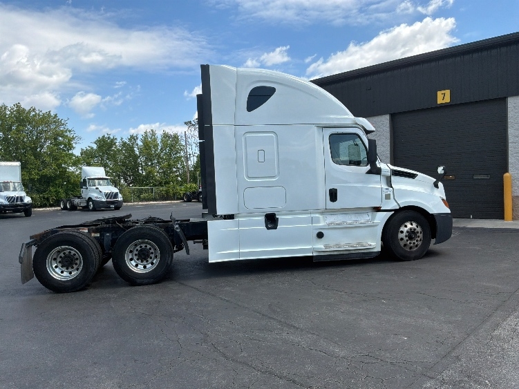 Used 2020 Freightliner Cascadia - photo 10
