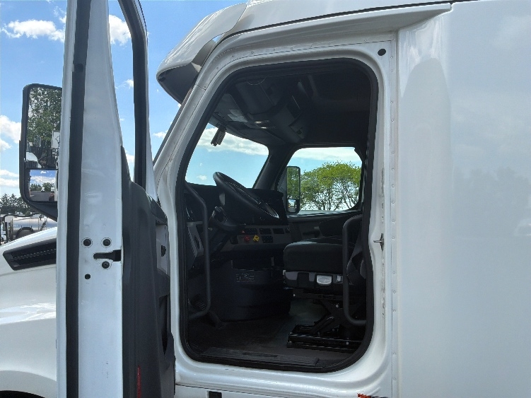 Used 2020 Freightliner Cascadia - photo 11