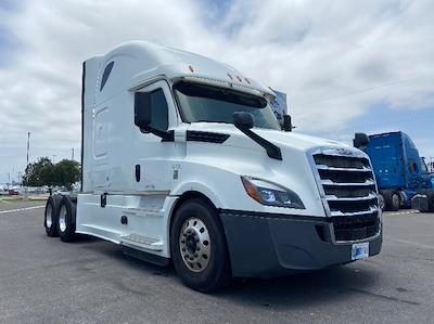 Used 2020 Freightliner Cascadia Detroit DD15AT Semi Truck with Sleeper Cab for sale #303736 - photo 1