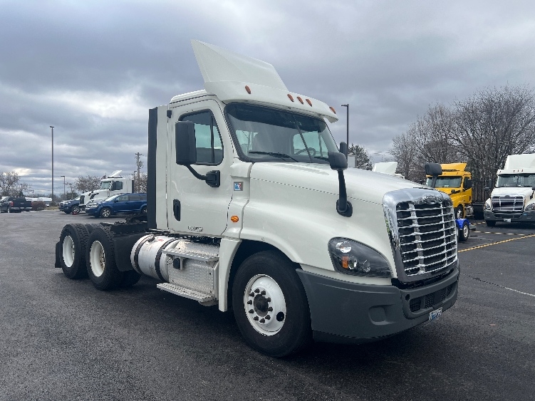 Used 2018 Freightliner Cascadia - photo 1
