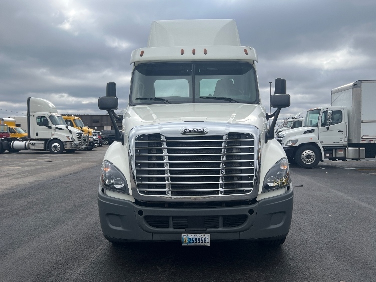 Used 2018 Freightliner Cascadia - photo 2