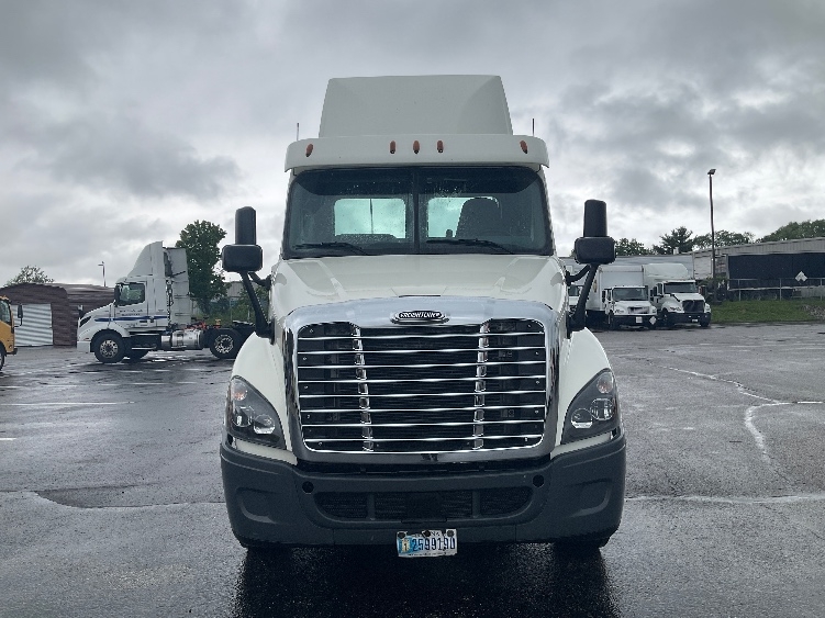 Used 2018 Freightliner Cascadia - photo 2